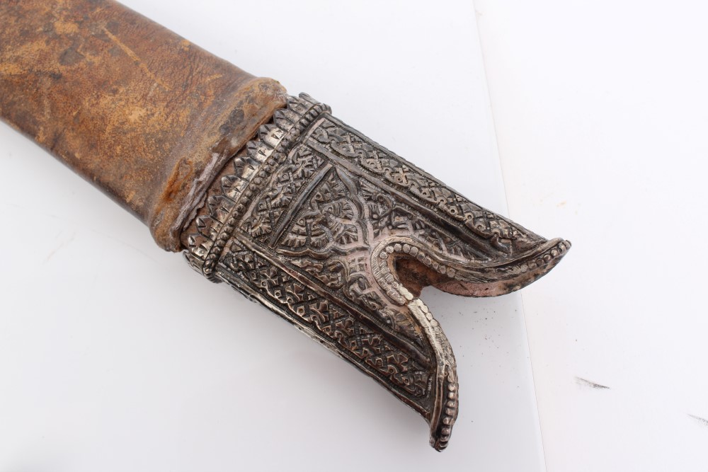 19th century Indian tulwar with traditional steel hilt with disc pommel and traces of silver inlay - Image 11 of 13