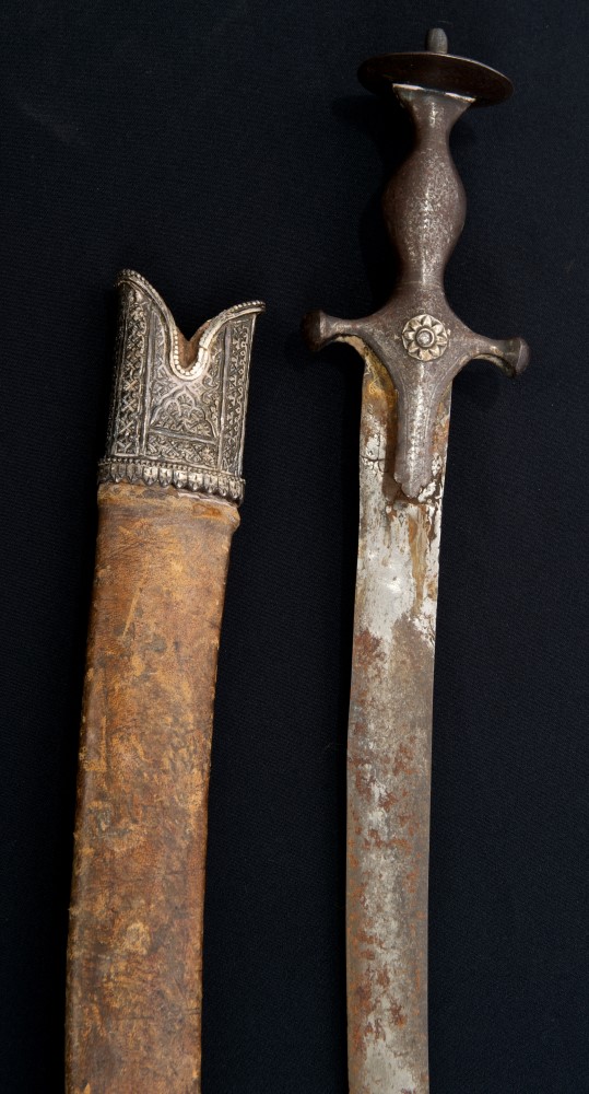 19th century Indian tulwar with traditional steel hilt with disc pommel and traces of silver inlay - Image 2 of 13