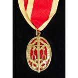 Contemporary Elizabeth II Knight Bachelor's gilt metal and enamel neck badge in original fitted