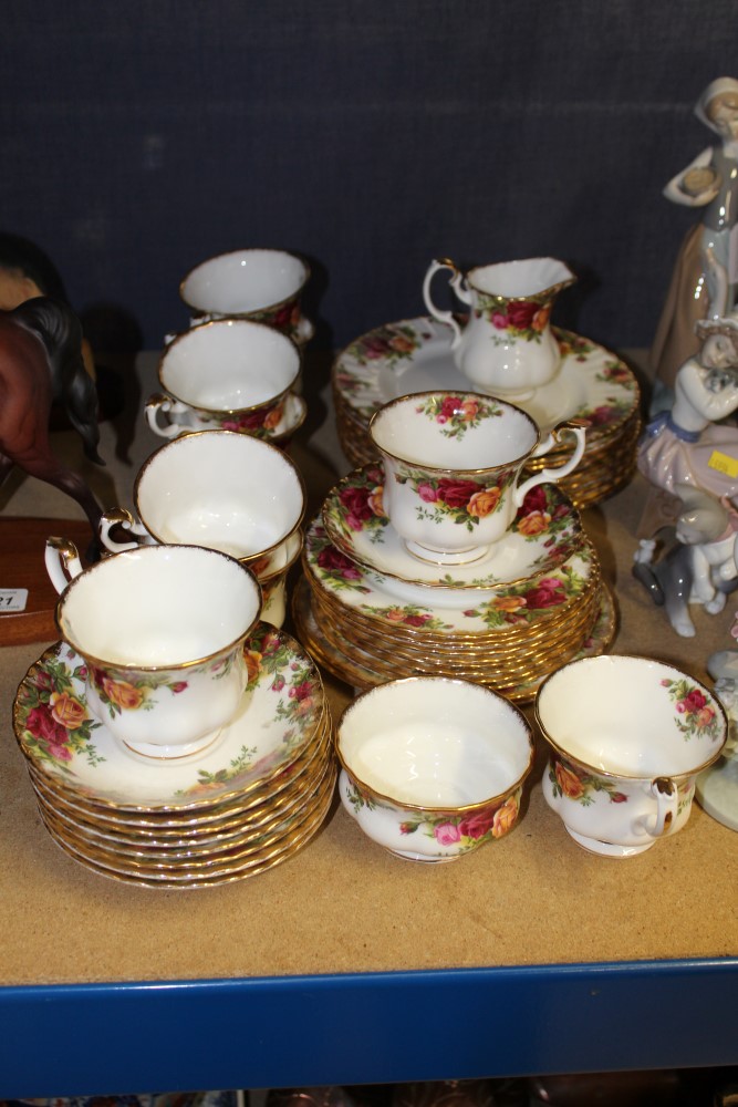 Royal Albert Old Country Roses tea and dinner service (40 pieces) - Image 3 of 3