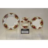 Royal Albert Old Country Roses tea and dinner service (40 pieces)