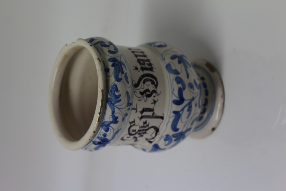 Early 18th century Italian blue and white Majolica drug jar with Gothic lettering and floral scroll - Image 5 of 18