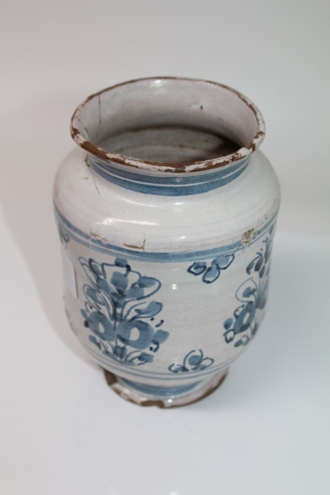 Early 18th century Italian blue and white Majolica drug jar with Gothic lettering and floral scroll - Image 13 of 18