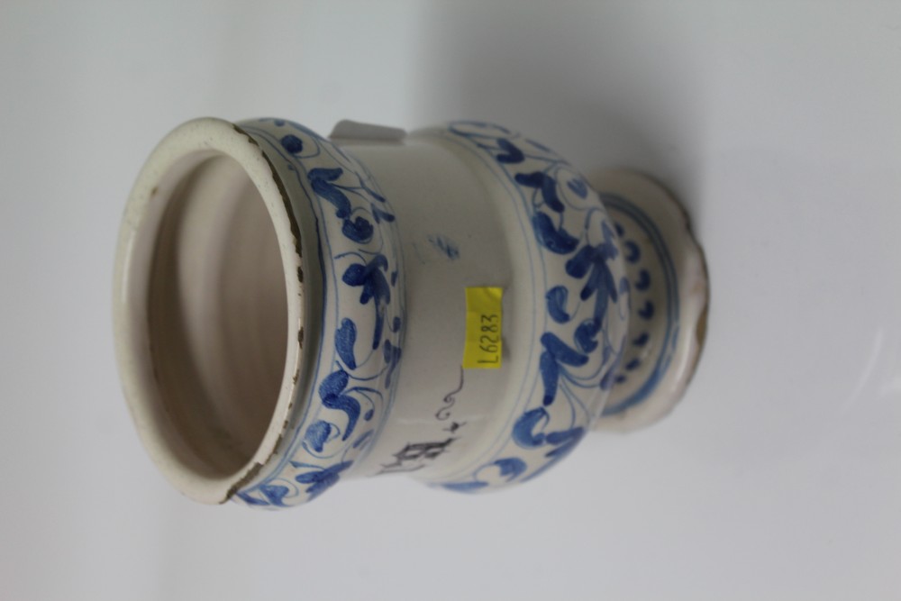 Early 18th century Italian blue and white Majolica drug jar with Gothic lettering and floral scroll - Image 7 of 18