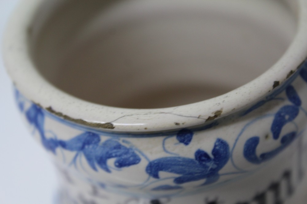 Early 18th century Italian blue and white Majolica drug jar with Gothic lettering and floral scroll - Image 9 of 18