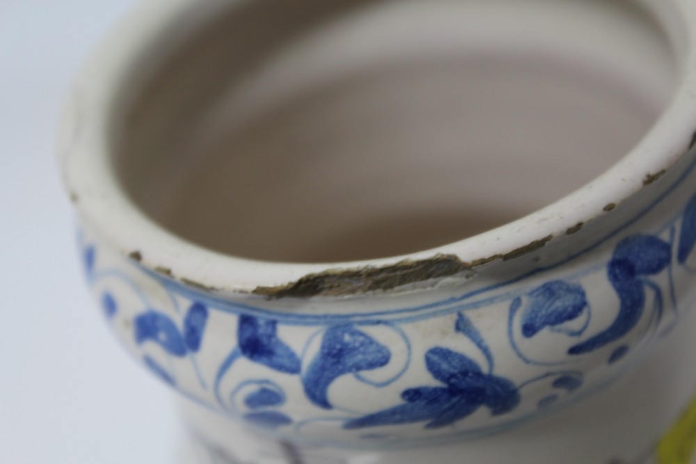 Early 18th century Italian blue and white Majolica drug jar with Gothic lettering and floral scroll - Image 8 of 18