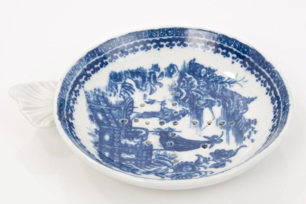 18th century Caughley blue and white circular strainer dish with moulded leaf handle and printed