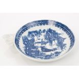 18th century Caughley blue and white circular strainer dish with moulded leaf handle and printed