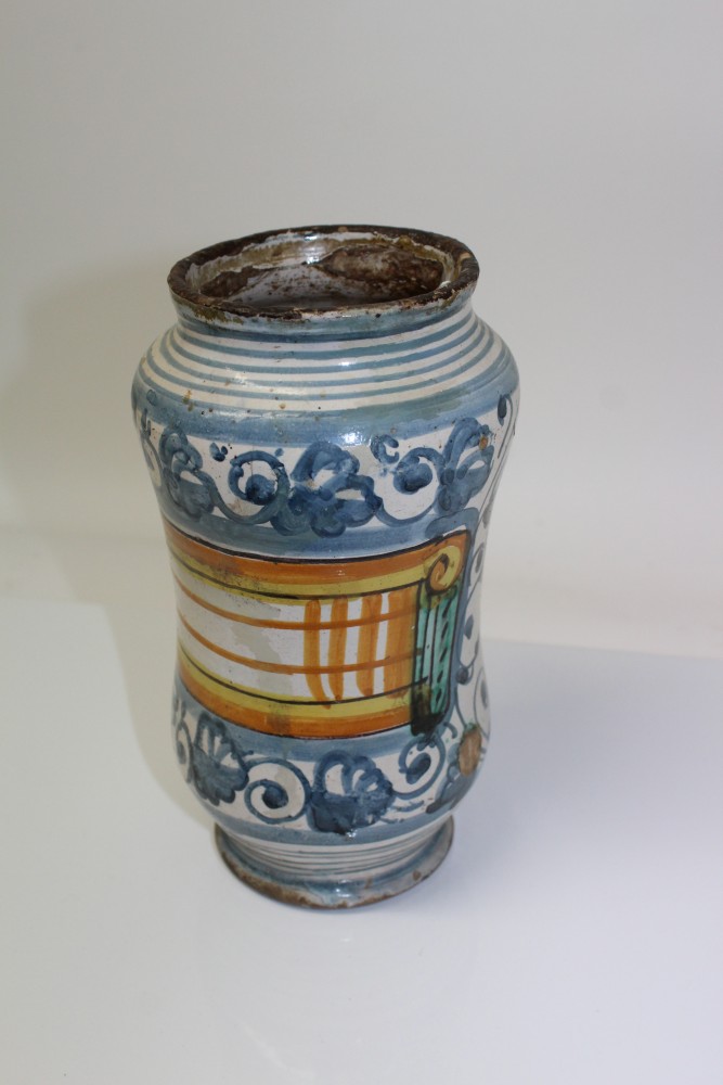 17th century Italian Majolica drug jar with blue and white floral decoration and green and yellow - Image 5 of 12