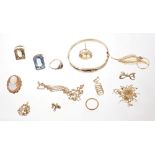 Group of gold and yellow metal jewellery - to include dress rings, bangle,