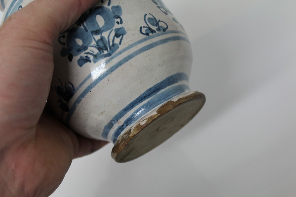 Early 18th century Italian blue and white Majolica drug jar with Gothic lettering and floral scroll - Image 17 of 18