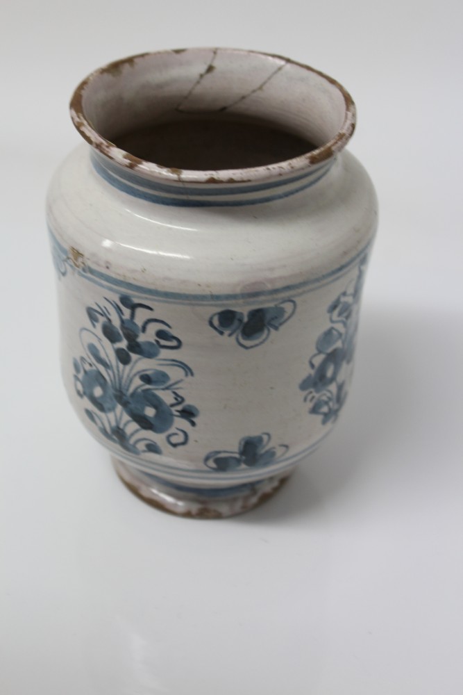 Early 18th century Italian blue and white Majolica drug jar with Gothic lettering and floral scroll - Image 14 of 18