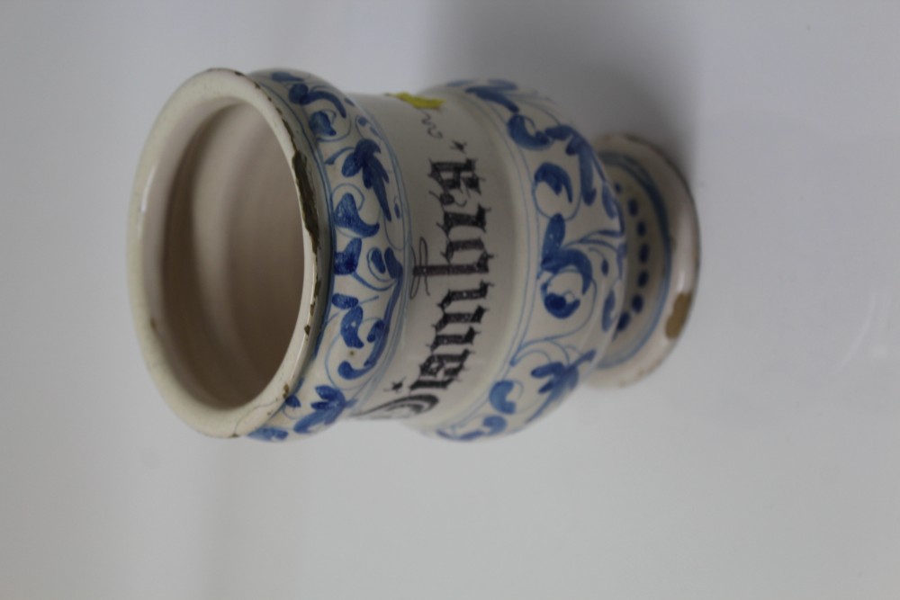 Early 18th century Italian blue and white Majolica drug jar with Gothic lettering and floral scroll - Image 6 of 18