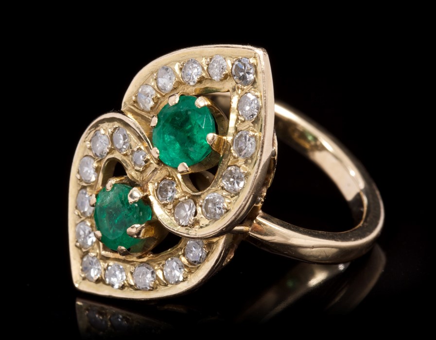 Emerald and diamond cocktail ring in the form of two interlocking hearts, - Image 3 of 4
