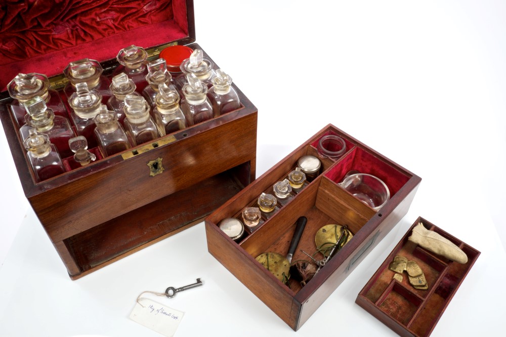 Good 19th century mahogany apothecary box of small size, with flush brass carrying handle, - Image 2 of 6