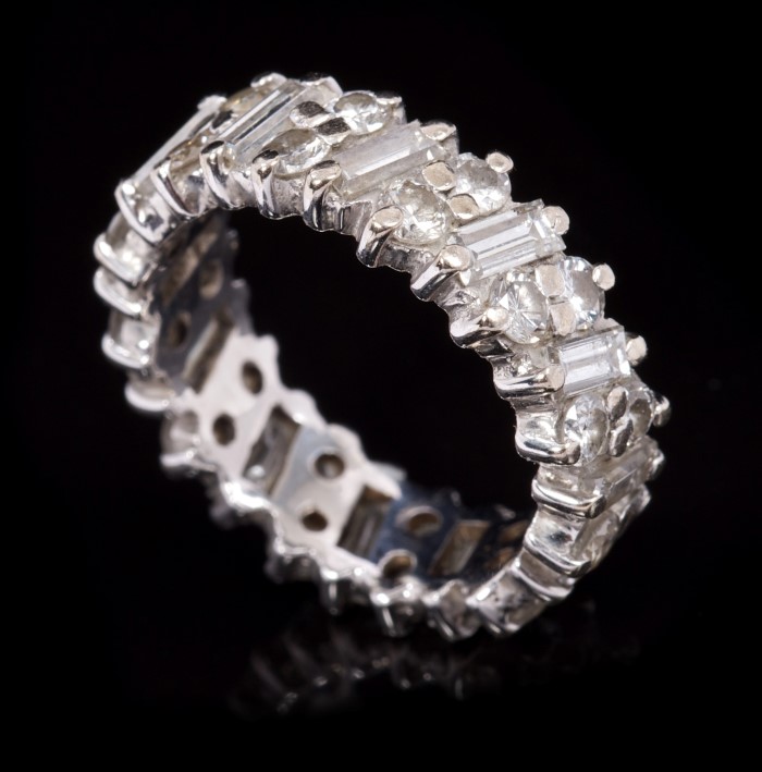 Diamond full band eternity ring with baguette cut diamonds alternating with duos of brilliant cut - Image 2 of 2