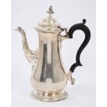 Fine quality 1930s silver coffee pot of baluster form, in the Georgian style, with decorative spout,