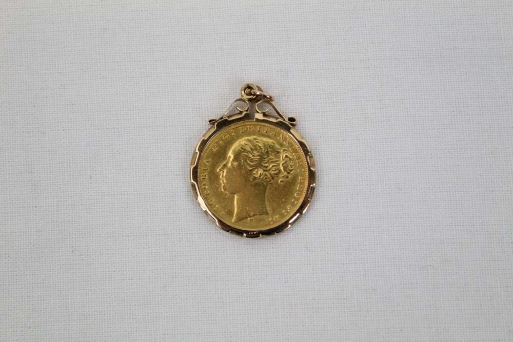 G.B. Victoria Y.H. gold Sovereign 1879M with 9ct gold hallmarked chain and ring mount. AVF (N.B. - Image 2 of 3