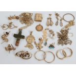 Group of gold and yellow metal jewellery - including earrings,