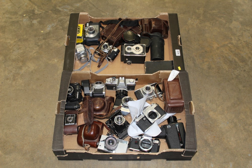 Quantity of vintage cameras and photographic equipment - including 35mm SLR's by Olympus, Chinon,