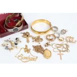 Collection of gold (9ct) and yellow metal jewellery - to include locket on chain,