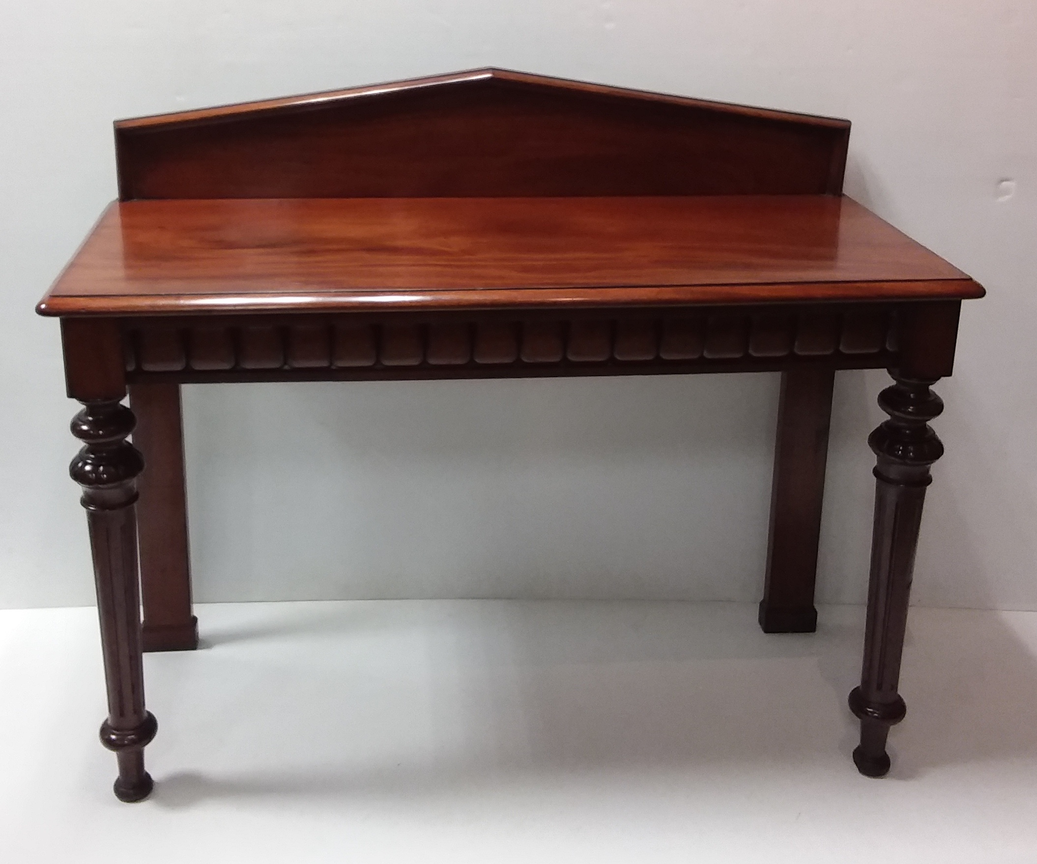 Stunning Quality Vict Mahogany Console Table