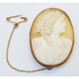 A 1½" 9ct. gold framed oval cameo brooch with safety chain