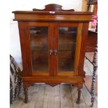 A 26" Edwardian polished mahogany display cabinet with moulded top, set on a raised base with