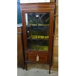 A 27" Edwardian inlaid mahogany display cabinet with three green velvet lined shelves enclosed by an