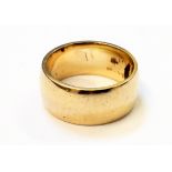 An unmarked yellow metal wedding band - 8.5grms.