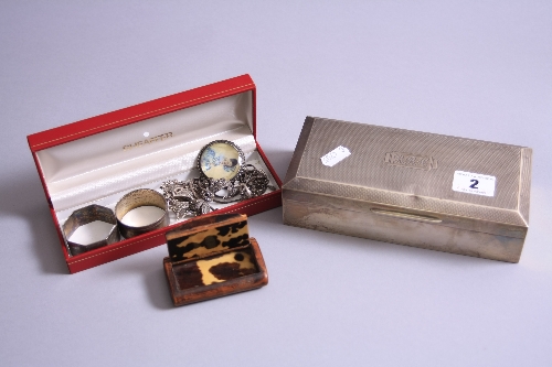 A SILVER CIGARETTE BOX, together with two silver napkin rings, mixed silver jewellery and a