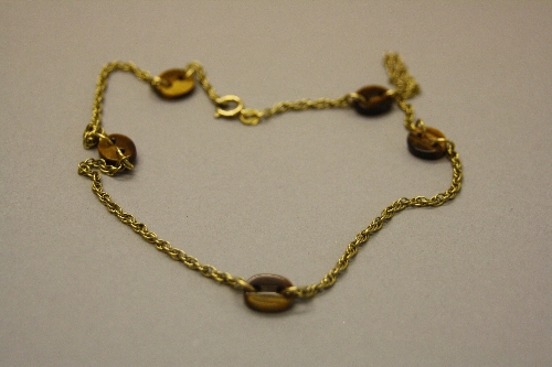 A MODERN YELLOW GOLD ROPE AND TIGER EYE CHAIN, measuring approximately 400mm in length, five flat