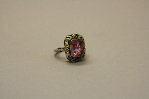 A SYNTHETIC PINK SAPPHIRE AND ENAMEL DRESS RING, in white metal, ring size estimated J (ring clip