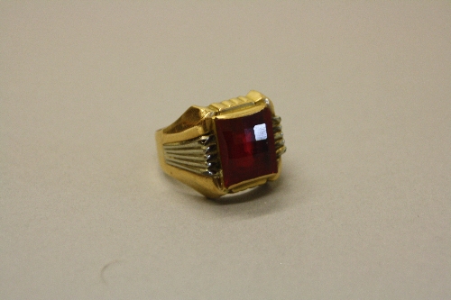 A MODERN RED GLASS GENTS SIGNET RING, ring size Z, stamped '750', gross weight approximately 10.4