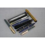A TRAY OF COLLECTABLE FOUNTAIN AND BALLPOINT PENS, a Parker 51 pen set in grey and rolled gold (