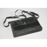 A GENUINE WWII ERA LEATHER HANDBAG/PURSE, issued to a member of the USNR (Womens Reserve) Waves as
