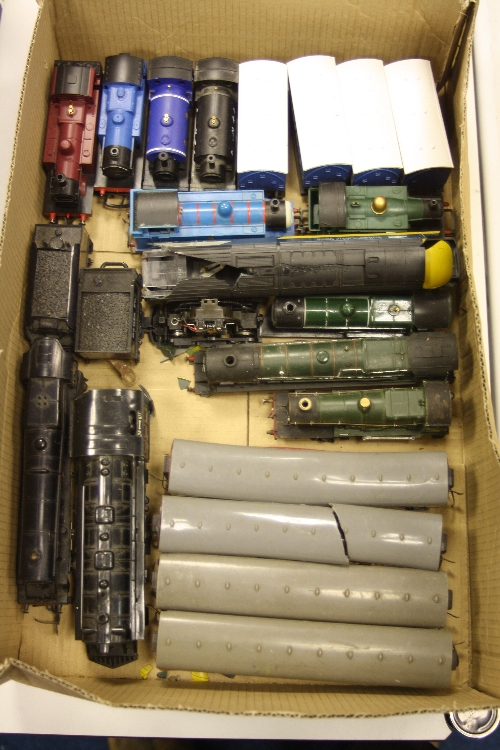 A QUANTITY OF UNBOXED AND ASSORTED OO GAUGE LOCOMOTIVES AND ROLLING STOCK, to include Tri-ang '