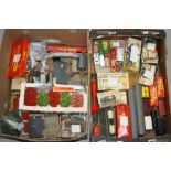 A QUANTITY OF BOXED AND UNBOXED OO GAUGE MODEL RAILWAY ITEMS, to include boxed Tri-ang class 3F