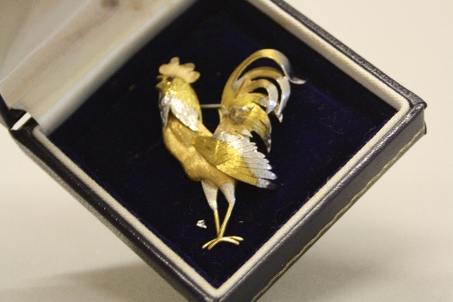 A MODERN GOLD BROOCH DESIGNED AS A COCKEREL, three colour gold, textured and engraved in design,