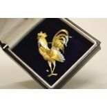 A MODERN GOLD BROOCH DESIGNED AS A COCKEREL, three colour gold, textured and engraved in design,