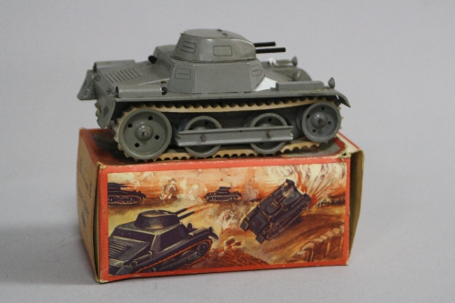 A BOXED LEHMANN TINPLATE MARS TANK, no. 825, grey livery with white tracks, clockwork powered but