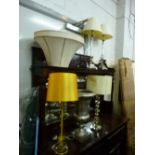 FOUR VARIOUS TABLE LAMPS, with shades (one spare shade) and a modern silvered urn (5)