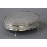 AN EARLY 20TH CENTURY SILVER OVAL DRESSING TABLE BOX WITH HINGED COVER, (hinge broken), the cover