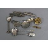 A MIXED LOT, to include two silver teaspoons, two brooches, etc