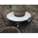 A CIRCULAR GARDEN TABLE, with painted iron frame, approximate diameter 130cm and four chairs (sd,
