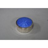 AN EARLY 20TH CENTURY CIRCULAR SILVER AND BLUE ENAMEL PILL BOX, engine turned decoration, maker's