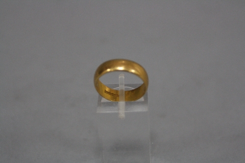 A MID 20TH CENTURY 22CT PLAIN D SHAPED WEDDING BAND, approximately 5.4mm in width, ring size O,