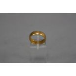 A MID 20TH CENTURY 22CT PLAIN D SHAPED WEDDING BAND, approximately 5.4mm in width, ring size O,