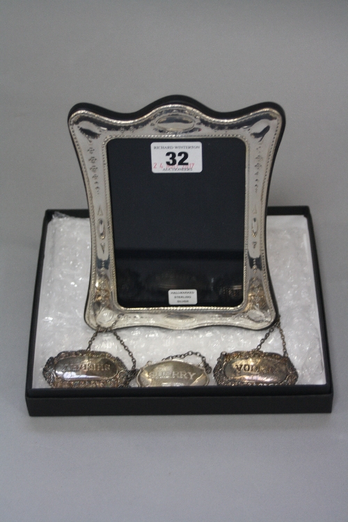 A MODERN SILVER PHOTOGRAPH FRAME IN THE EDWARDIAN STYLE, inner measurements 13.5cm x 8.5cm, wooden