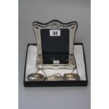 A MODERN SILVER PHOTOGRAPH FRAME IN THE EDWARDIAN STYLE, inner measurements 13.5cm x 8.5cm, wooden